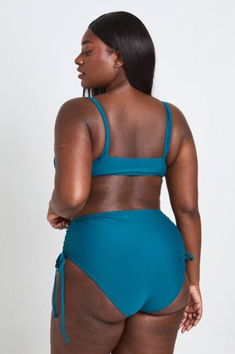Haut De Bikini Grande Taille À Détail Torsadé Devant | Taille 54 - boohoo - Modalova