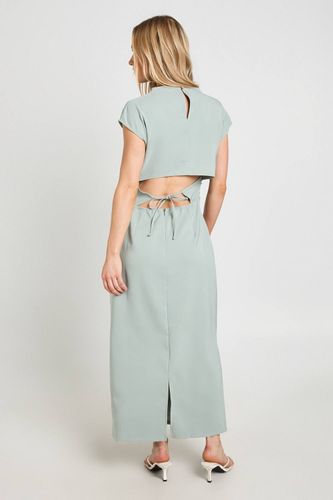 Robe Mi-longue Petite Taille Dos Ouvert Avec Taille Froncée | Taille 44 - boohoo - Modalova