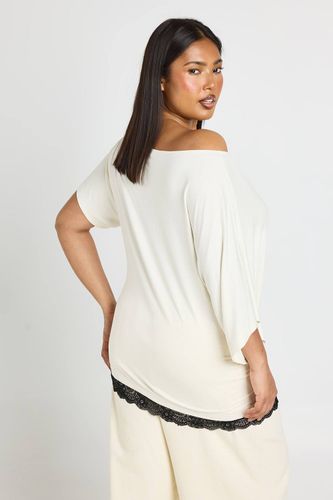 T-shirt Grande Taille À Épaule Dénudée Avec Finition En Dentelle | Taille 48 - boohoo - Modalova