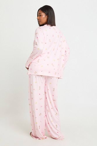 Ensemble Pyjama Grande Taille Chemise À Manches Longues Et Pantalon Imprimé Lapins Et Nœuds | Taille 46 - boohoo - Modalova