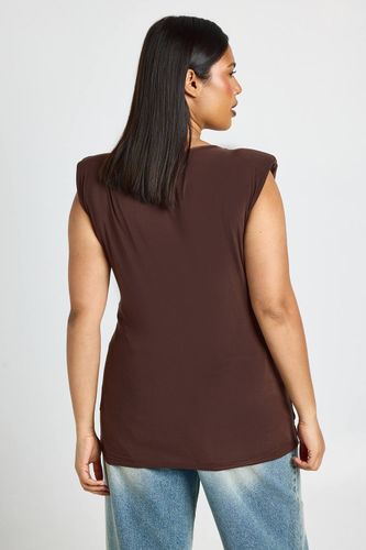Haut Grande Taille À Drapé Avec Détail De Bordure | Taille 48 - boohoo - Modalova