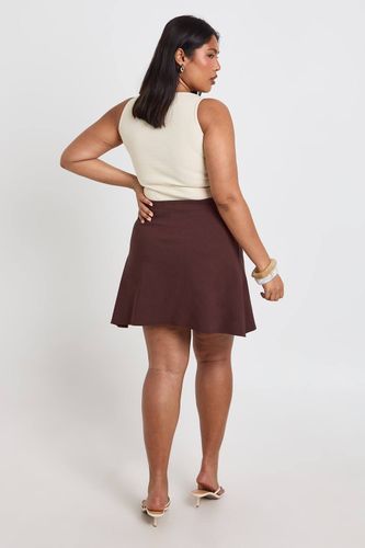 Jupe Mini Plissée En Bengaline Grande Taille | Taille 46 - boohoo - Modalova