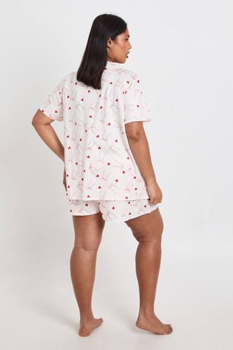 Ensemble Pyjama Grande Taille Chemise Manches Courtes Et Short Imprimé Cœurs Et Nœuds | Taille 48 - boohoo - Modalova