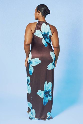 Robe Maxi Grande Taille À Col Nageur Et Imprimé Floral | Taille 46 - boohoo - Modalova