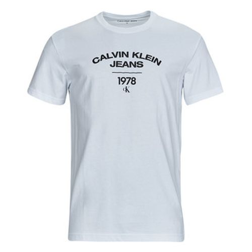 T-shirt VARSITY CURVE LOGO T-SHIRT - Calvin Klein Jeans - Modalova
