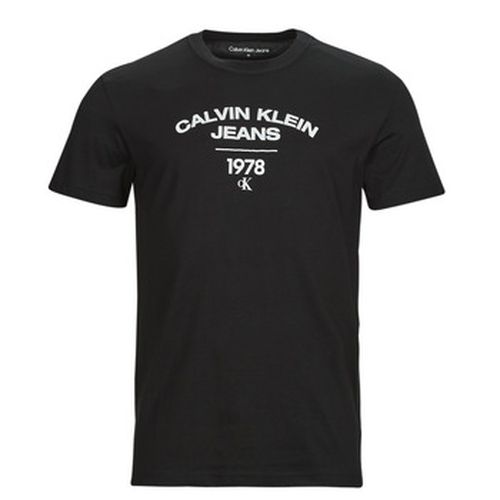 T-shirt VARSITY CURVE LOGO T-SHIRT - Calvin Klein Jeans - Modalova