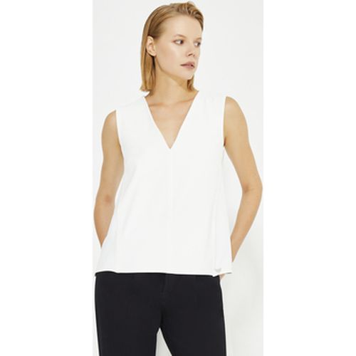 Blouses White Sleeveless V Neck Flowing Blouse - Just Like You - Modalova