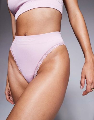 String cÃ´telÃ© avec finition en dentelle - Rose rose XS female - Boux Avenue - Modalova