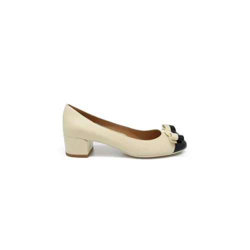 Shoes > Heels > Pumps - - Ferragamo - Modalova