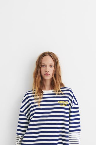 F991b/d2bdbf5cd9d7/07152339105-A2M/07152339105-A2M.jpg?ts=1757062550922" - Apparel & Accessories > Clothing > Shirts & Tops - Modalova