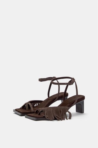 Atic.pullandbear.net/assets/public/1a0d/f5e3/12d14b8c9254/82081aa01831/11602640100-m/11602640100-m.jpg?ts=1747669409093" - Apparel & Accessories > Shoes - Modalova