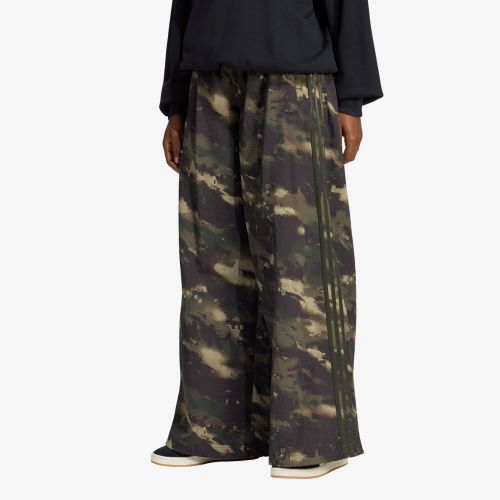 Pantalons adidas Badigirl Camouflage Adilenium Track Pant / / S - adidas Originals - Modalova