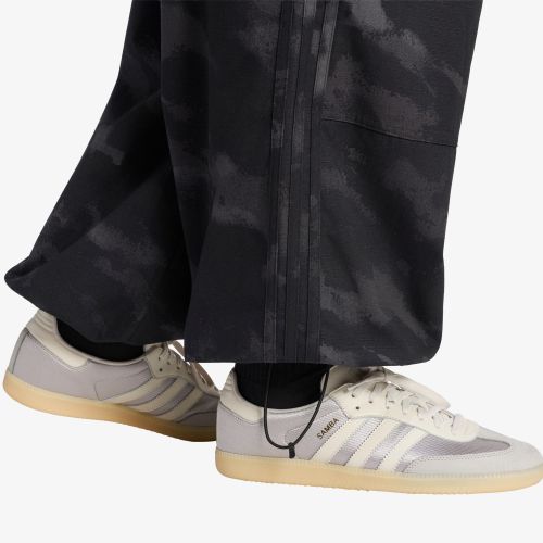 Pantalons adidas Camo Pants Black L - adidas Originals - Modalova