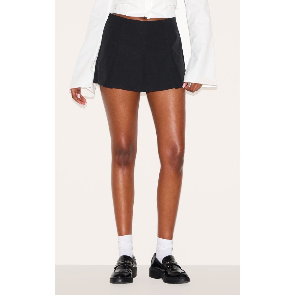 Jupe-short de tailleur patineuse tissée à plis creux - PrettyLittleThing - Modalova