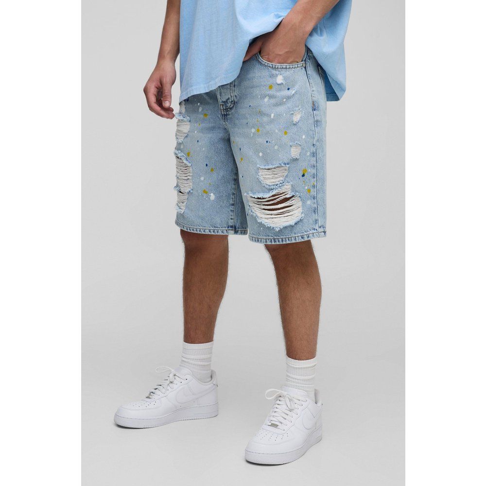 Short en jean large déchiré à taches de peinture - 28 - Boohooman - Modalova